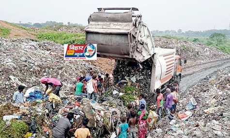 2 धनबाद : कचरे का अंबार दे रहा है गरीबों को रोजगार