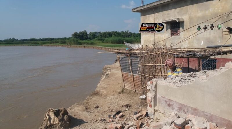 WhatsApp Image 2022 09 17 at 3.59.25 PM कनकई नदी-कटाव से विस्थापित परिवारों ने जनप्रतिनिधि एवं प्रशासन पर उपेक्षा का लगाया आरोप