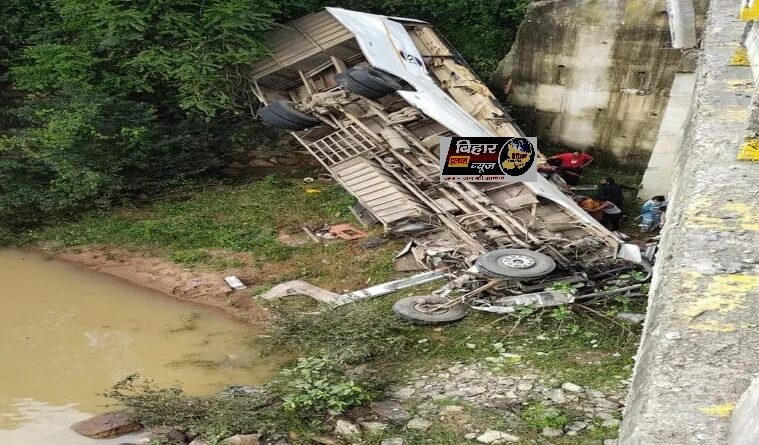 WhatsApp Image 2022 09 18 at 12.05.57 PM हजारीबाग में नदी में गिरी यात्रियों से भरी बस 7 लोगों की मौके पर ही मौत