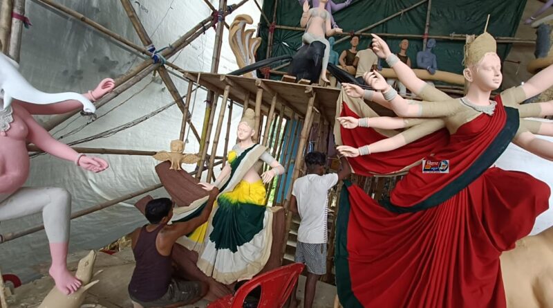 WhatsApp Image 2022 09 25 at 12.39.44 PM पिपराही लदनियां में कोलकाता के कलाकार बना रहे विजयादशमी को दर्शाने वाली वार्ता करती चलंत मूर्तियां