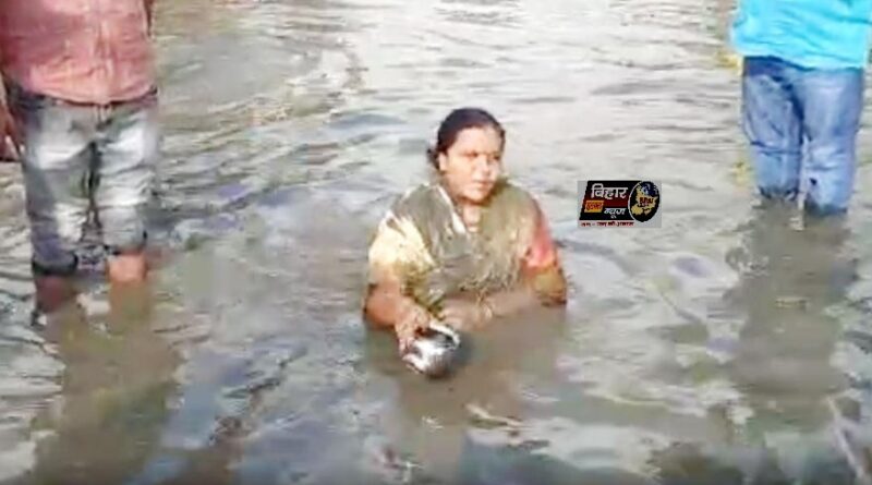 kiched sixteen nine विधायक दीपिका पांडेय सिंह ने किया अनोखा विरोध प्रदर्शन बीच सड़क पर गंदे पानी से नहाने लगी