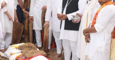 IMG 20221011 WA0084 उपमुख्यमंत्री तेजस्वी यादव सैफई में समाजवादी नेता मुलायम सिंह की अंतिम यात्रा में सम्मिलित हुए