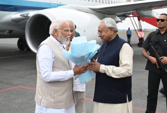IMG 20240302 WA0019 गया एयरपोर्ट पर प्रधानमंत्री नरेंद्र मोदी की आगवानी करते हुए मुख्यमंत्री नीतीश कुमार