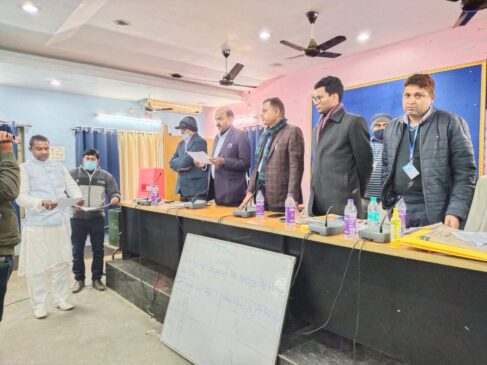 IMG 20220103 WA0199 नवनिर्वाचित जिला परिषद सदस्यों को शपथ दिलाते एवं अध्यक्ष/उपाध्यक्ष पद का निर्वाचन डीआरडीए सभा कक्ष में