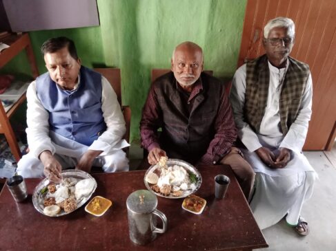 IMG 20220114 WA0095 मकर सक्रांति के अवसर पर अपने आवास तेघड़ा मे पार्टी के कार्यकर्ताओ के बीच दही चुरा का भोज कर मकर सक्रांति का शुभकामनाएं