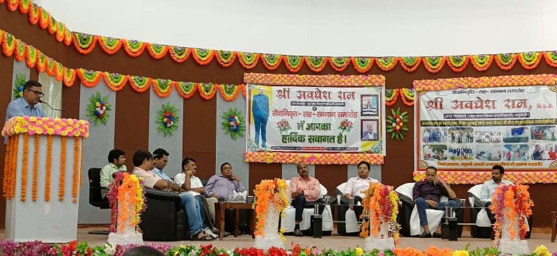 dff 30 वर्षों तक सफलतापूर्वक प्रशासनिक सेवा में रहने के उपरांत आज 31 जुलाई को सेवानिवृत्त होंगे अपर समाहर्ता अवधेश राम
