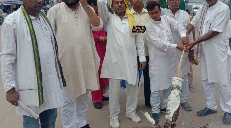 दो दलित बहनों की गैंगरेप व हत्या के विरोध में बहुजन सेना के कार्यकर्ताओं ने मुख्यमंत्री योगी आदित्यनाथ का पुतला दहन किया 1 WhatsApp Image 2022 09 16 at 5.33.55 PM दो दलित बहनों की गैंगरेप व हत्या के विरोध में बहुजन सेना के कार्यकर्ताओं ने मुख्यमंत्री योगी आदित्यनाथ का पुतला दहन किया