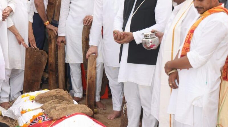 IMG 20221011 WA0084 उपमुख्यमंत्री तेजस्वी यादव सैफई में समाजवादी नेता मुलायम सिंह की अंतिम यात्रा में सम्मिलित हुए