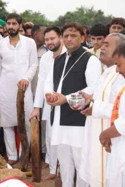 IMG 20221011 WA0085 उपमुख्यमंत्री तेजस्वी यादव सैफई में समाजवादी नेता मुलायम सिंह की अंतिम यात्रा में सम्मिलित हुए