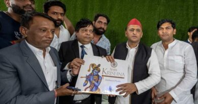 IMG 20230227 WA0011 शादी समारोह में पूर्व मुख्यमंत्री अखिलेश यादव को परमेश्वर यादव और अनिल यादव ने मथुरा टू द्वारका का कृष्ण बुक देकर भेंट की