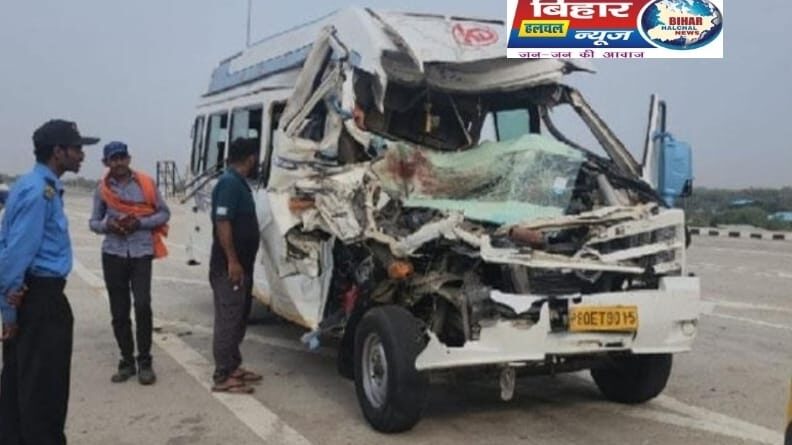 IMG 20230408 WA0033 चित्रकूट जा रही टूरिस्ट बस और ट्रक में टक्कर ड्राइवर की मौत 23 से ज्यादा श्रद्धालु घायल
