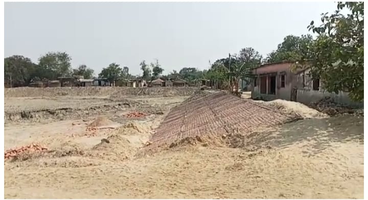 IMG 20230515 WA0010 पब्लिक परेशान प्रखंड लदनियां प्रशासन चुप्प ,15 वीं व अन्य योजनाओं के निर्माण स्थल पर बोर्ड नहीं