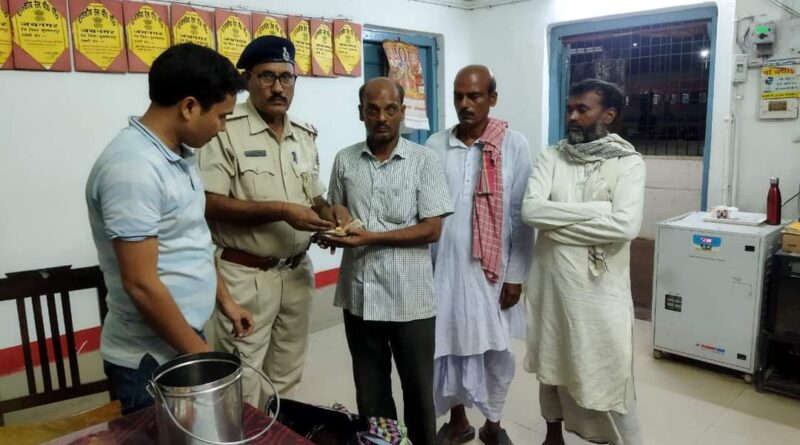 IMG 20230617 WA0000 रेल सफर में छुटी हुए आभूषण और नगदी भरा बैग,जीआरपी पुलिस ने खोया हुआ समान उक्त व्यक्ति को किया वापस,इस नेक कार्य की चारो ओर चर्चा