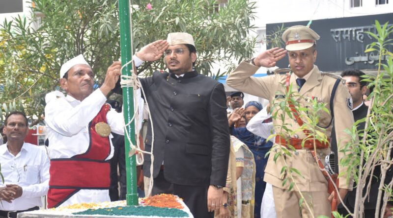 IMG 20230815 WA0021 जिलाधिकारी आवास, महादलित टोला , समाहरणालय और पुलिस लाइन सहित अन्य जगहो पर झंडोतोलन का आयोजन ,प्रभारी मंत्री सहित