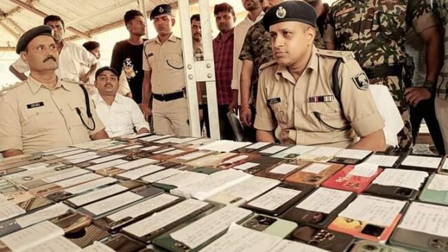 एसपी सुशील कुमार ने मोबाइल धारकों के खोए हुए 75 मोबाइल लगभग 17 लाख मूल्य और मूल धारकों को हस्तगत कराया 2 FB IMG 1695992449909 एसपी सुशील कुमार ने मोबाइल धारकों के खोए हुए 75 मोबाइल लगभग 17 लाख मूल्य और मूल धारकों को हस्तगत कराया