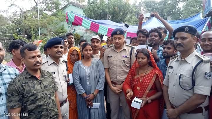 एसपी सुशील कुमार ने मोबाइल धारकों के खोए हुए 75 मोबाइल लगभग 17 लाख मूल्य और मूल धारकों को हस्तगत कराया 1 FB IMG 1695992514631 एसपी सुशील कुमार ने मोबाइल धारकों के खोए हुए 75 मोबाइल लगभग 17 लाख मूल्य और मूल धारकों को हस्तगत कराया