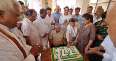 IMG 20240611 WA0004 लालू प्रसाद ने 77 वें जन्मदिवस पर 77 पाउंड का केक परिवार, नेताओं और कार्यकर्ताओं के साथ मिलकर काटा