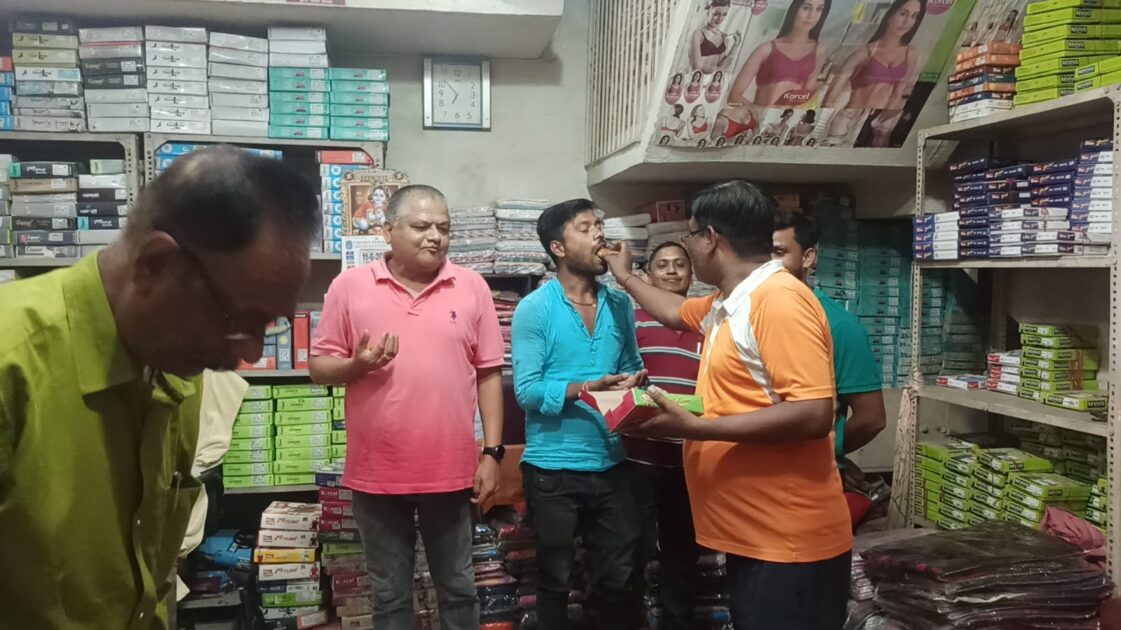 प्रधानमंत्री नरेंद्र मोदी की तीसरी बार शपथ ग्रहण लेने की खुशी में संध्या बेला में पूजा अर्चना लड्डू का भोग एवं प्रसाद वितरण सहित फटाका फोड़ कर समाज के व्यवसाईयों के बीच जश्न मनाकर एक दूसरे को जीत की हार्दिक बधाई एवं शुभकामनाएं : मनोज कुमार मुन्ना 2 IMG 20240612 WA0005 प्रधानमंत्री नरेंद्र मोदी की तीसरी बार शपथ ग्रहण लेने की खुशी में संध्या बेला में पूजा अर्चना लड्डू का भोग एवं प्रसाद वितरण सहित फटाका फोड़ कर समाज के व्यवसाईयों के बीच जश्न मनाकर एक दूसरे को जीत की हार्दिक बधाई एवं शुभकामनाएं : मनोज कुमार मुन्ना