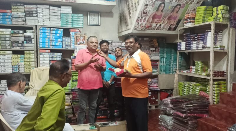 प्रधानमंत्री नरेंद्र मोदी की तीसरी बार शपथ ग्रहण लेने की खुशी में संध्या बेला में पूजा अर्चना लड्डू का भोग एवं प्रसाद वितरण सहित फटाका फोड़ कर समाज के व्यवसाईयों के बीच जश्न मनाकर एक दूसरे को जीत की हार्दिक बधाई एवं शुभकामनाएं : मनोज कुमार मुन्ना 1 IMG 20240612 WA0008 प्रधानमंत्री नरेंद्र मोदी की तीसरी बार शपथ ग्रहण लेने की खुशी में संध्या बेला में पूजा अर्चना लड्डू का भोग एवं प्रसाद वितरण सहित फटाका फोड़ कर समाज के व्यवसाईयों के बीच जश्न मनाकर एक दूसरे को जीत की हार्दिक बधाई एवं शुभकामनाएं : मनोज कुमार मुन्ना