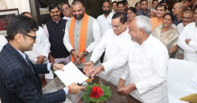 IMG 20240722 WA0017 बिहार विधान परिषद् के कार्यकारी सभापति अवधेश नारायण सिंह ने मुख्यमंत्री नीतीश कुमार की उपस्थिति में सभापति पद के लिए बिहार विधान परिषद के सचिव अखिलेश कुमार झा को अपना नामांकन पत्र सौंपा