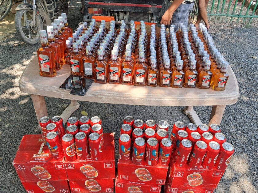 IMG 20240909 WA0009 एसएसबी मधवापुर में 03 तस्करों के साथ टेंपू सहित अवैध शराब भारी मात्रा में जब्त