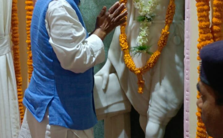IMG 20241002 WA0006 बिहार विधान परिषद् उप सभापति प्रो. (डा.) राम वचन राय ने राष्ट्रपिता महात्मा गांधी की 155वीं जयंती के अवसर पर उनकी प्रतिमा एवं शास्त्रीजी के तैलचित्र पर माल्यार्पण की