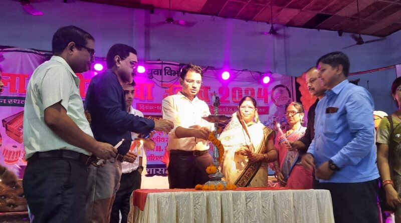 IMG 20241004 WA0011 जिला स्तरीय युवा महोत्सव का जिलाधिकारी अरविन्द कुमार वर्मा ने किया उद्घाटन