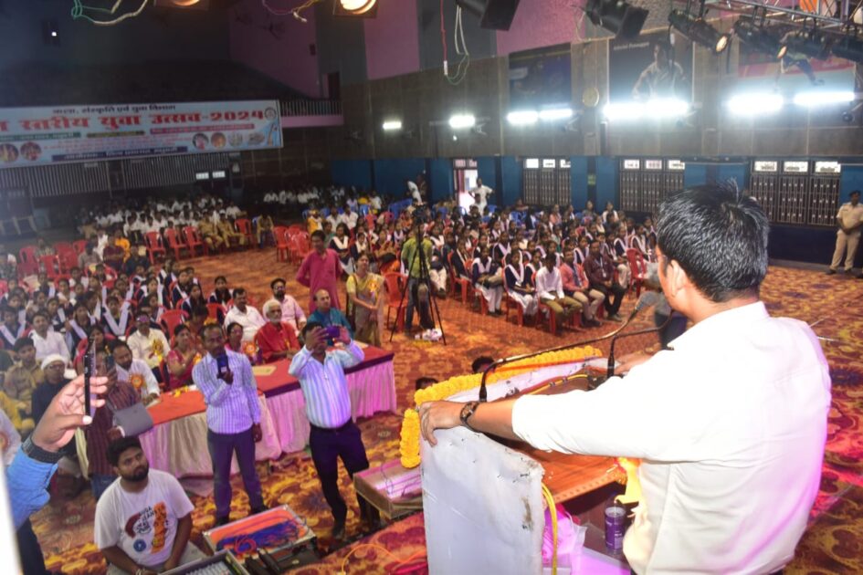 IMG 20241004 WA0024 जिला स्तरीय युवा महोत्सव का जिलाधिकारी अरविन्द कुमार वर्मा ने किया उद्घाटन