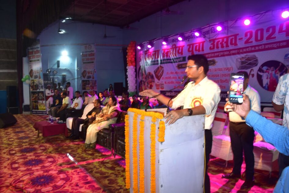 IMG 20241004 WA0025 जिला स्तरीय युवा महोत्सव का जिलाधिकारी अरविन्द कुमार वर्मा ने किया उद्घाटन