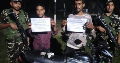IMG 20241009 WA0001 SSB जवानों द्वारा सीमा पर देसी कट्टे के साथ किया दो नेपाली युवकों को गिरफ्तार