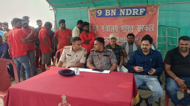 IMG 20241018 WA0005 कोसी नदी में सहायक कमांडेंट एनडीआरफ संतोष यादव के नेतृत्व में 35 सदस्यों की टीम के द्वारा मॉक ड्रिल का आयोजन