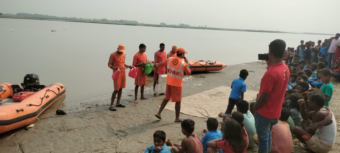 IMG 20241018 WA0013 कोसी नदी में सहायक कमांडेंट एनडीआरफ संतोष यादव के नेतृत्व में 35 सदस्यों की टीम के द्वारा मॉक ड्रिल का आयोजन