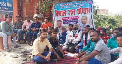 IMG 20241027 WA0035 झंझारपुर-लौकहा रेल खंड चालू नहीं होने पर स्थानीय लोगों का शांतिपूर्ण प्रदर्शन, प्रशासन को सौंपा ज्ञापन
