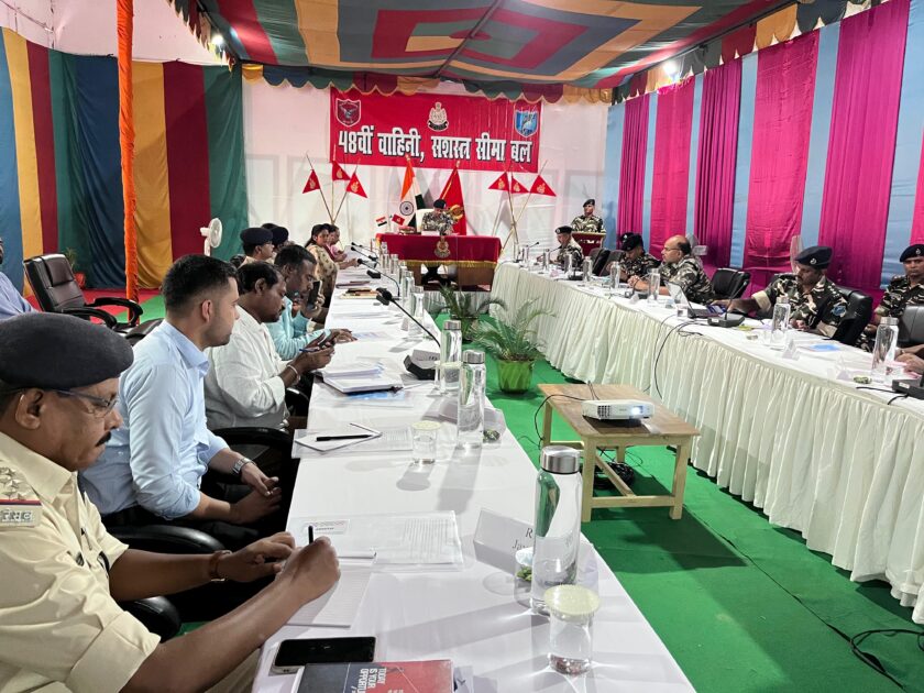 IMG 20241028 WA0021 भारत - नेपाल सीमा पर हो रही अवैध गतिविधियों को देखते हुए सीमा पर विशेष चौकसी बरतने, शराब तस्करों पर नकेल कसने, सीमा पर गश्त बढ़ाने और आने-जाने वाले पर विशेष नजर रखने का निर्देश : उप महानिरीक्षक