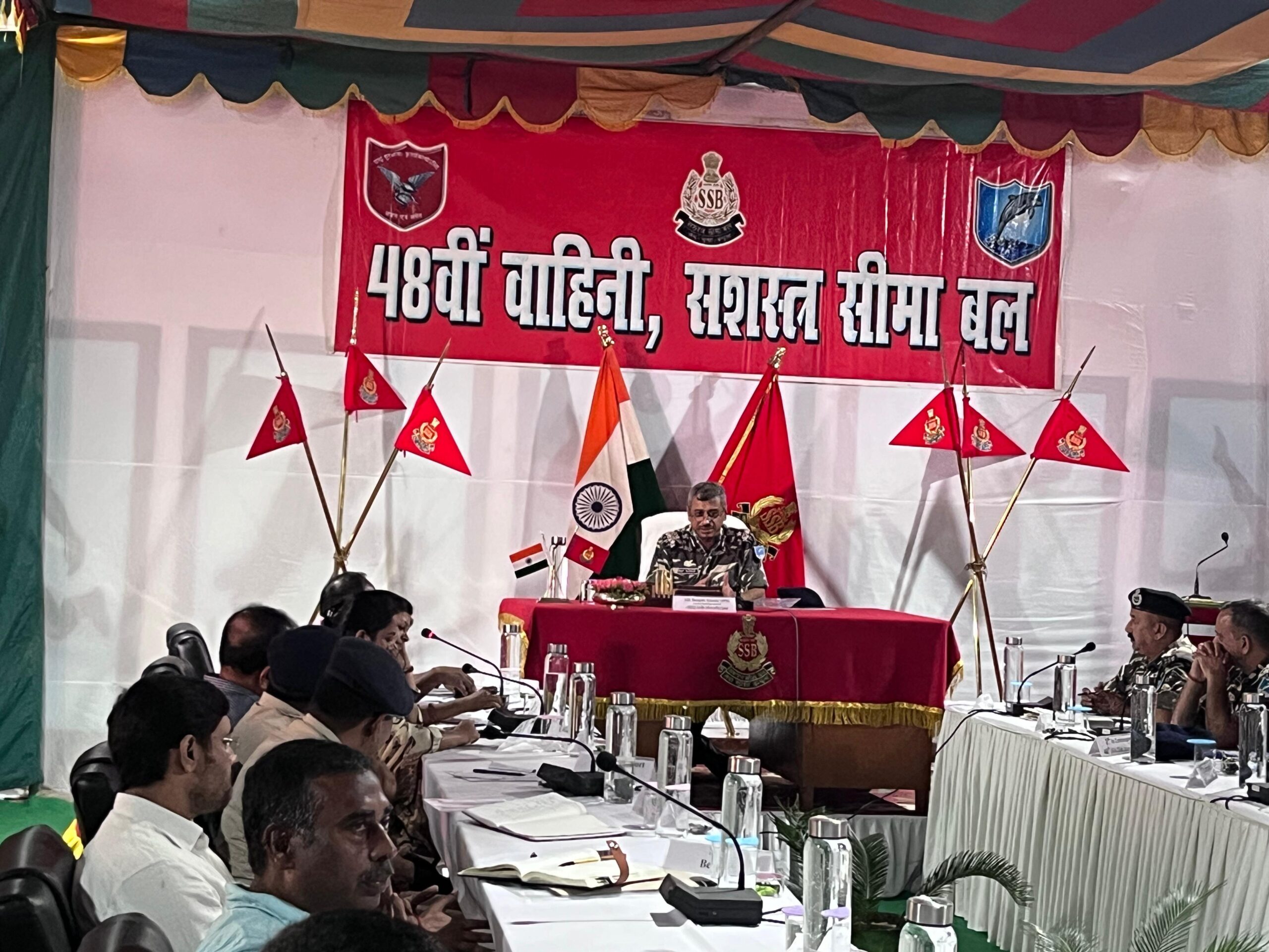 IMG 20241028 WA0023 scaled भारत - नेपाल सीमा पर हो रही अवैध गतिविधियों को देखते हुए सीमा पर विशेष चौकसी बरतने, शराब तस्करों पर नकेल कसने, सीमा पर गश्त बढ़ाने और आने-जाने वाले पर विशेष नजर रखने का निर्देश : उप महानिरीक्षक