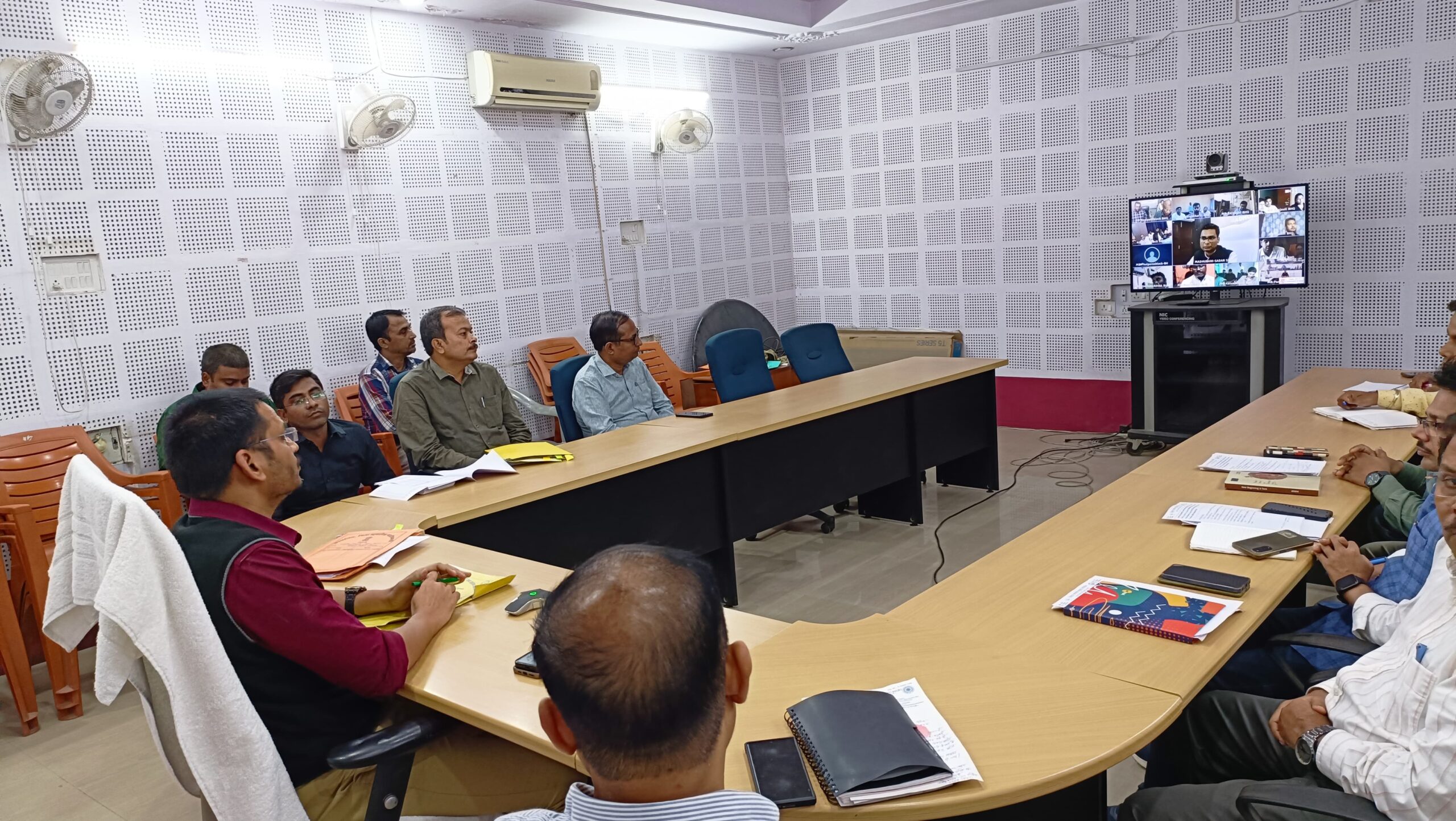 IMG 20241117 WA0012 scaled विशेष अभियान की सफलता को लेकर डीएम अरविन्द कुमार वर्मा ने वर्चुअल माध्यम से बैठक कर दिए कई निर्देश