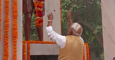 IMG 20241118 WA0003 उप सभापति प्रो० (डॉ०) रामवचन राय ने बटुकेश्वर दत्त की प्रतिमा पर माल्यार्पण किया