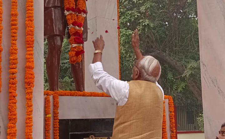 IMG 20241118 WA0003 उप सभापति प्रो० (डॉ०) रामवचन राय ने बटुकेश्वर दत्त की प्रतिमा पर माल्यार्पण किया