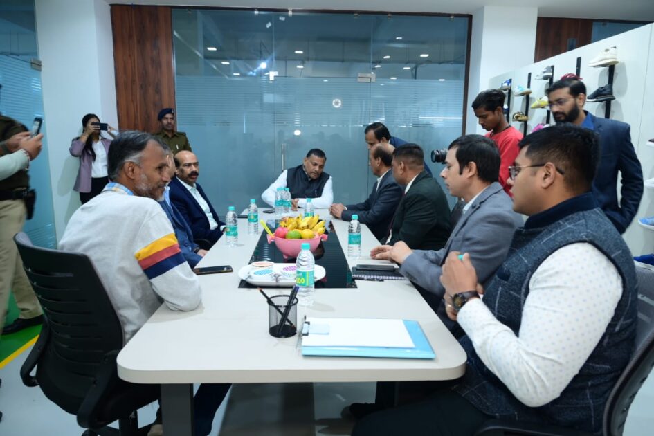 IMG 20241211 WA0005 रशियन सेना सहित नीदरलैंड, फ्रांस और इंग्लैंड में सेफ्टी शू का निर्यात करने वाली हाजीपुर की कंपनी का मुख्य सचिव ने किया