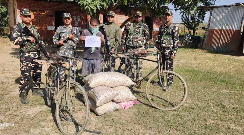 IMG 20241217 WA0007 48वीं वहिनी, सशस्त्र सीमा बल, जयनगर के जवानों ने 05 बोरा प्रतिबंधित लहसुन के साथ एक अभियुक्त को दबोचा