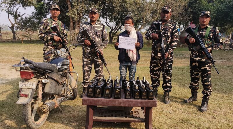 IMG 20241226 WA0026 नेपाली शराब के साथ तस्कर को पकड़ा :SSB