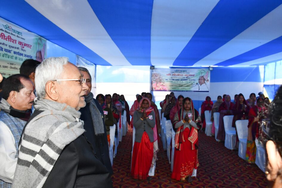 IMG 20250104 WA0021 मुख्यमंत्री ने गोपालगंज जिले में चल रही विकासात्मक योजनाओं की समीक्षात्मक बैठक