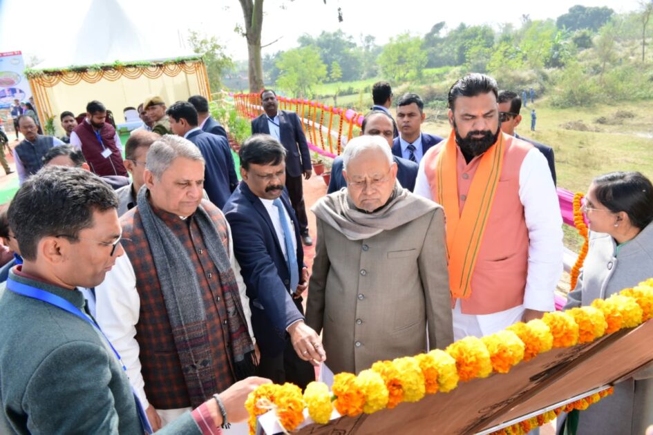 IMG 20250112 WA0045 पुरानी कमला धार ,जीवछ नदी, जीवछ कमला, पुरानी कमला नदी को पुनर्जीवित करने एवं इससे सिंचाई बढ़ाने तथा बाढ़ न्यूनिकरण की प्रस्तावित योजना का मुख्यमंत्री ने किया अवलोकन एवं स्थानीय विधायक मीना कामत
