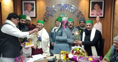 राष्ट्रीय मुख्य निर्वाचन पदाधिकारी डाॅ0 रामचन्द्र पूर्वे एवं सहायक निर्वाचन पदाधिकारी चितरंजन गगन का बुके एवं शाॅल देकर पार्टी नेताओं ने स्वागत किया: एजाज अहमद 4 IMG 20250122 WA0001 राष्ट्रीय मुख्य निर्वाचन पदाधिकारी डाॅ0 रामचन्द्र पूर्वे एवं सहायक निर्वाचन पदाधिकारी चितरंजन गगन का बुके एवं शाॅल देकर पार्टी नेताओं ने स्वागत किया: एजाज अहमद