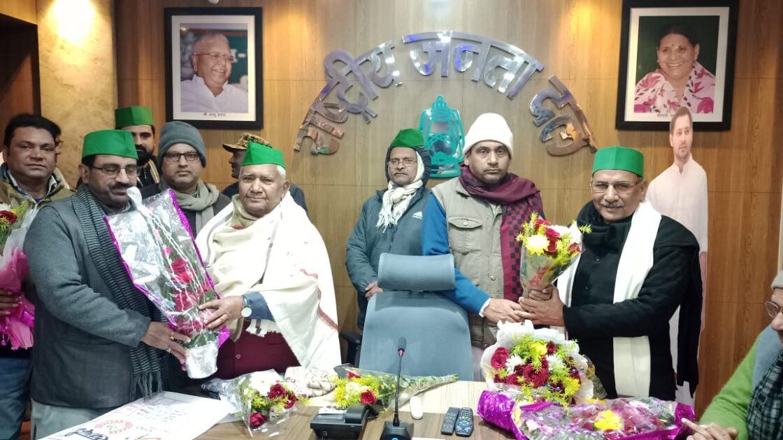 IMG 20250122 WA0002 राष्ट्रीय मुख्य निर्वाचन पदाधिकारी डाॅ0 रामचन्द्र पूर्वे एवं सहायक निर्वाचन पदाधिकारी चितरंजन गगन का बुके एवं शाॅल देकर पार्टी नेताओं ने स्वागत किया: एजाज अहमद