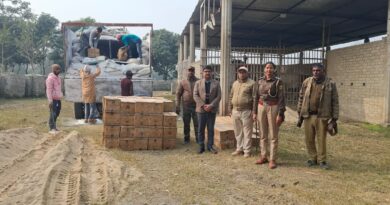IMG 20250125 WA0024 22 चक्के ट्रक में कटे-फटे पीओपी के बोरा के आड़ में गुप्त तहखाना बनाकर रखा हुआ कुल 443 पेटी विदेशी शराब जप्त .चालक फरार