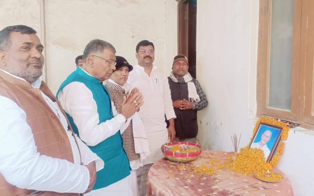 IMG 20250209 WA0013 JDU State President Umesh Singh Kushwaha and MP Rampreet Mandal paid tribute to Late Mahadev Mandal