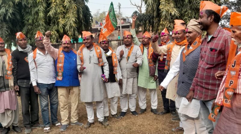 IMG 20250210 WA0033 दिल्ली में भाजपा की जीत पर खुटौना में मना जश्न कार्यकर्ताओं ने बांटी मिठाई