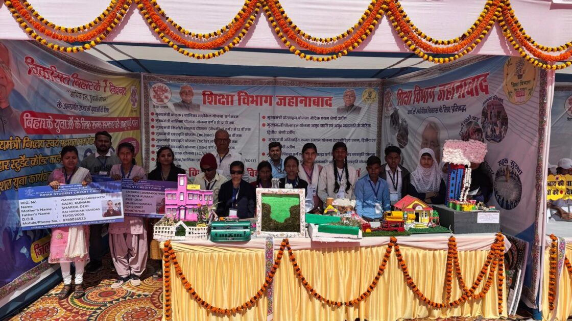 IMG 20250214 WA0011 अपर मुख्य सचिव शिक्षा विभाग डॉ. एस. सिद्धार्थ ने शिक्षा विभाग द्वारा लगाए गए स्टॉल का अवलोकन किया