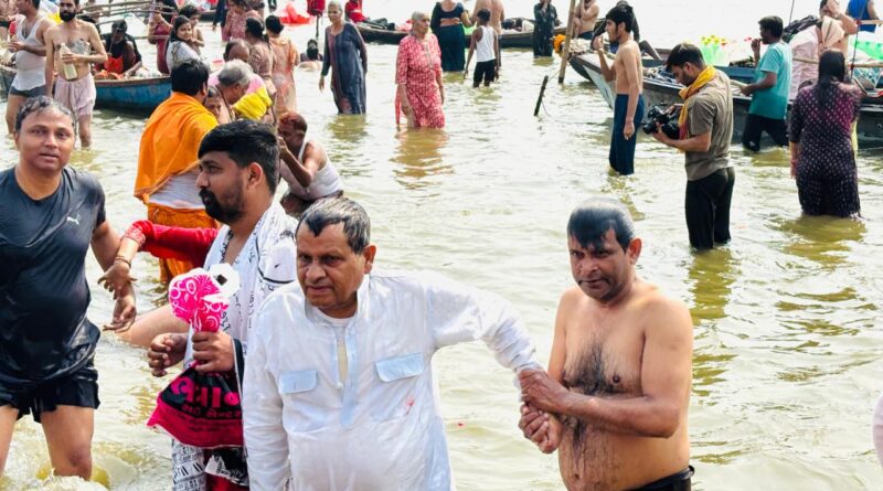 IMG 20250222 WA0001 बिहार विधान परिषद् के सभापति अवधेश नारायण सिंह नें प्रयागराज महाकुंभ संगम में अमृत स्नान की